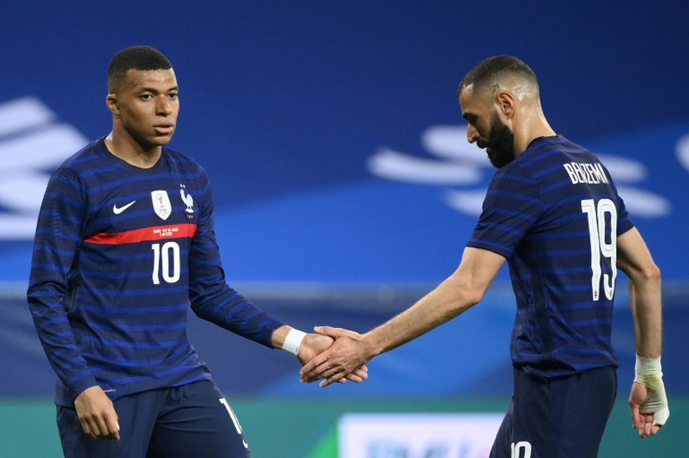Benzema chiama Mbappé al Real. AFP