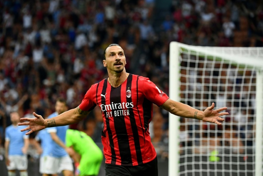 Ibra no estará ante el Liverpool. AFP
