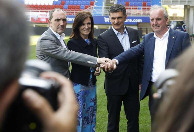 José Luis Mendilibar, posa junto a la presidenta del club, Amaia Gorostiza, y los directivos José María Arrizabalaga y Fran Garagarza, tras la renovación del entrenador (Foto: EFE).
