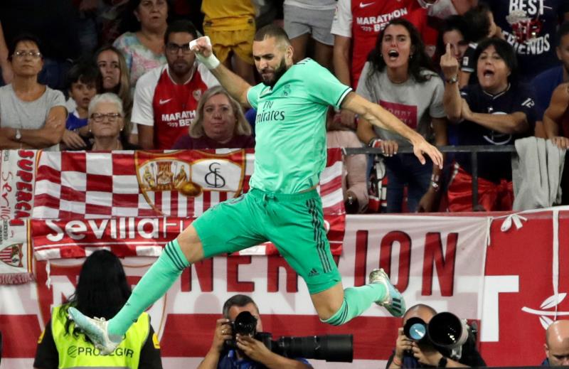 Karim Benzema celebra un tanto con el Real Madrid