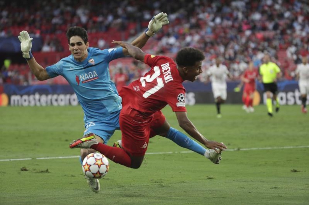 Adeyemi desquicia al Sevilla y el fútbol desquicia al Salzburgo. EFE