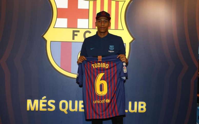 Résultat de recherche d'images pour "jean clair todibo signe à barcelone"