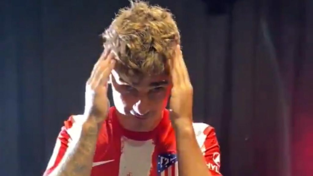 Griezmann si presenta con i capelli corti. Atleti