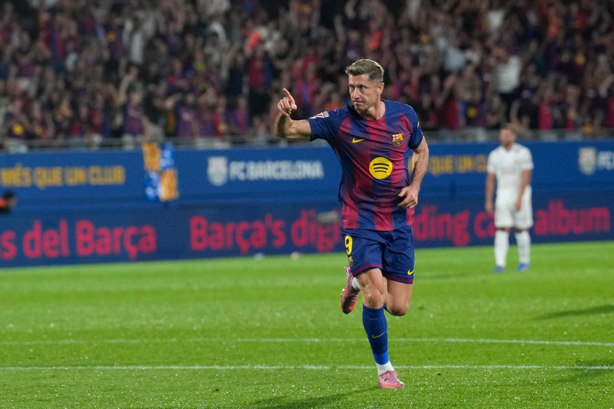 Lewandowski lesionado, desfalca Barcelona no Clássico