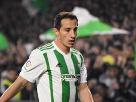 Guardado donne un conseil à Hirving Lozano. EFE