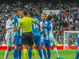 Jogadores do Málaga rodeiam o árbitro. BeSoccer
