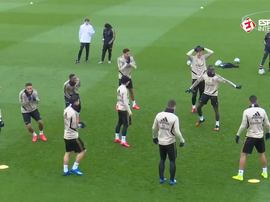 A roda de bobinho do Real Madrid teve uma quantidade enorme de canetas. Captura/Esporte Interativo