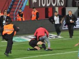 A Trabzonspor supporter attacked the assistant referee in the game against Fenerbahce. Twitter
