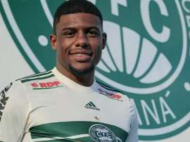 El lateral ya posa con la camiseta de su nuevo equipo. Twitter/Coritiba