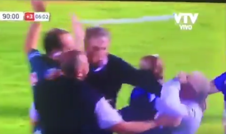 Se encaró con un árbitro... ¡y quedó en ridículo simulando una agresión!