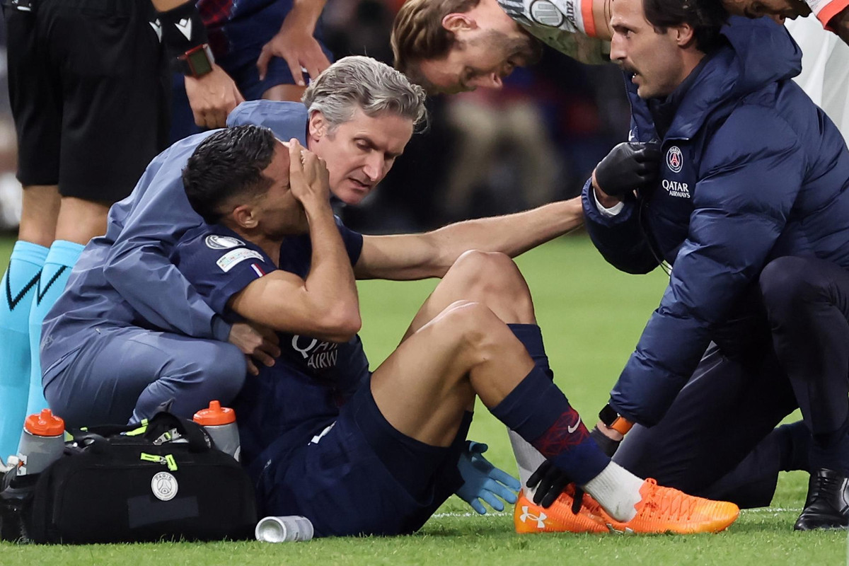 Achraf, entre lágrimas, muletas y bota ortopédica: ¿adiós a la Copa África y al Mundial?