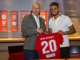 Maher luce nuevo dorsal durante su presentación. FCTwente