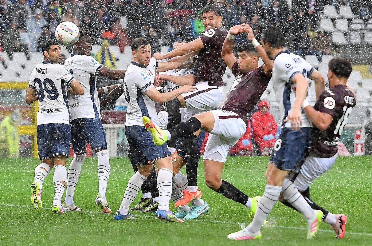 La caída de un 'tifoso' y la lluvia pararon dos veces el Torino-Inter