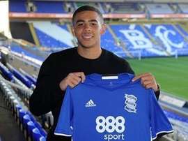 Adams posa con la camiseta del Birmingham City. BCFC