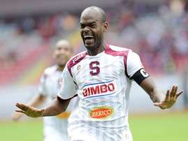 Adolfo Machado, de Saprissa, celebra un gol. Twitter