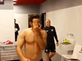 Autor de golaço contra o Barça, Aduriz foi recebido assim no vestiário. Captura/Athletic