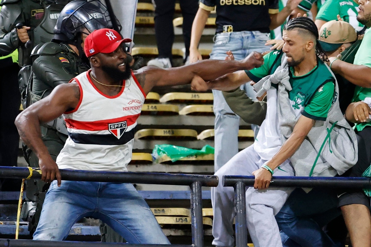 Puñetazos, patadas y varios detenidos en una pelea en el Atlético Nacional-Sao Paulo