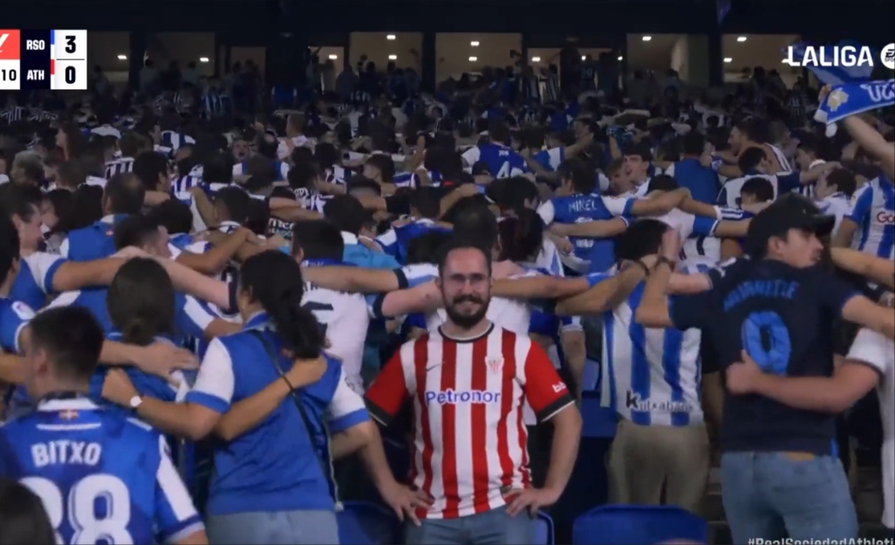 Jon, el solitario fan del Athletic en Anoeta, se hace famoso: "Como si fuese Batman"