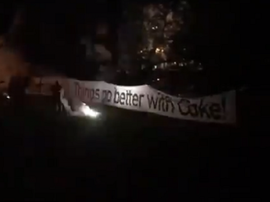 Gladbach fans gathered at the entrance of the hotel. Screenshot/90ordnasseIA