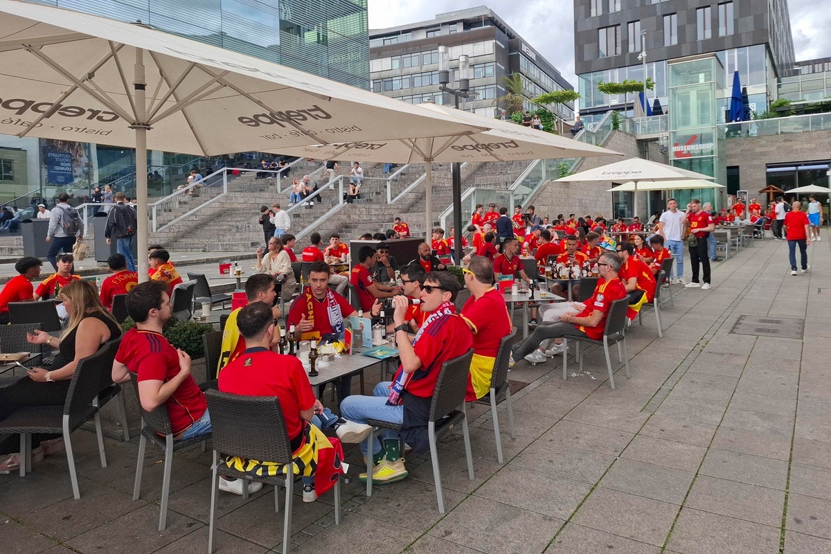 Los aficionados españoles tiñen de rojo Stuttgart