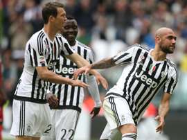 Juventus forward Simone Zaza (R) celebrates with Swiss defender Stephan Lichtsteiner. BeSoccer