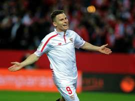 Sevillas forward Kevin Gameiro celebrates after scoring his second goal during the Spanish Copa del Rey semifinal first leg football match Sevilla FC vs RC Celta de Vigo at the Ramon Sanchez Pizjuan stadium in Sevilla on February 4, 2016