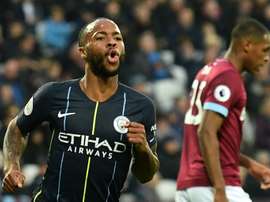 Sterling marca três e comanda goleada na estreia do City. AFP