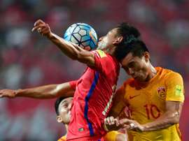 South Koreas Ji Dong-Won (L) fights for the ball with Chinas Zheng Zhi (R). AFP