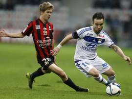 Mathieu Valbuena et Vincent Koziello se disputent un ballon pendant un match. AFP