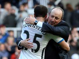 Newcastle United manager Rafa Benitez embraces Andros Townsend after the final whistle. BeSoccer