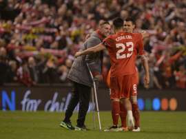 Henderson y Lovren, junto a Emre Can en la foto, pasaran de compañeros a rivales. AFP