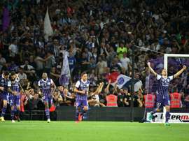 Toulouses Swedish midfilder Jimmy Durmaz (2ndL) and teammates celebrate ater he scored the second goal during the French L1 football match Toulouse vs Paris Saint-Germain