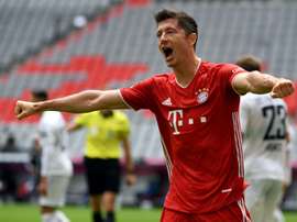 Robert Lewandowski marcou dois gols contra o Chelsea e soma 13 nesta edição da Champions. AFP