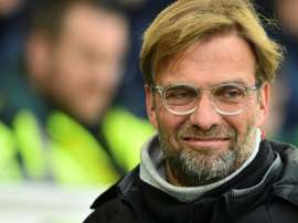 Klopp e a braçadeira de capitão do Liverpool. AFP