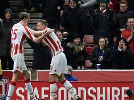 Mark Hughes toma aire con la victoria. AFP