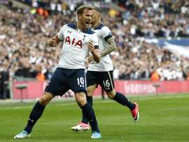 Le joueur de Tottenham, Kane, célèbre son but en Premier League avec ses coéquipiers. AFP