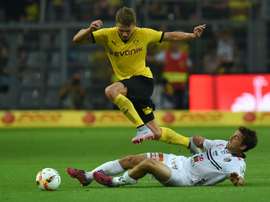 El lateral del Borussia Dortmund ha firmado hasta 2019. AFP