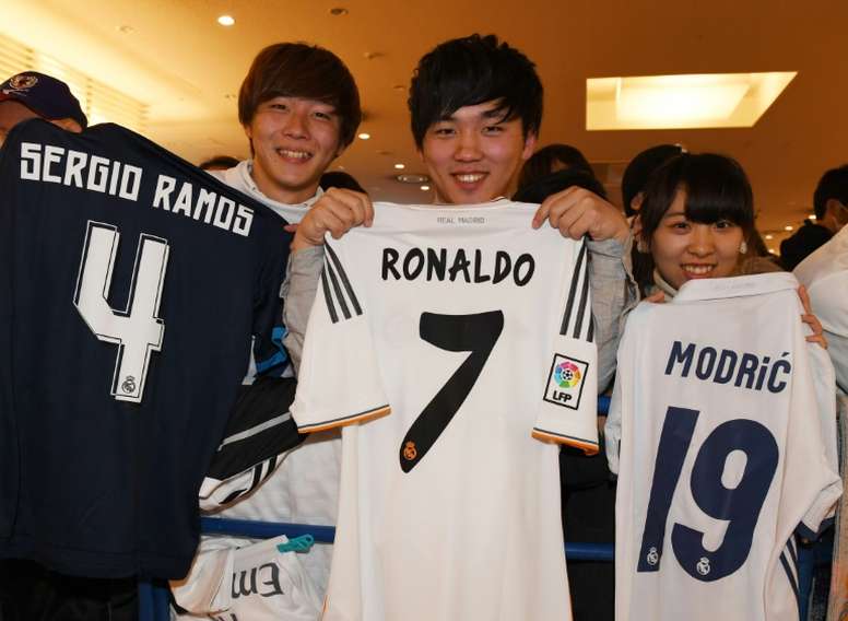 Japanese fans of Spanish football club, Real Madrid await the teams arrival at the Haneda International airport in Tokyo on December 12, 2016