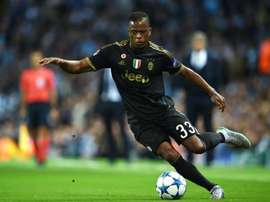 El conjunto 'bianconero' ya busca opciones para ocupar el lugar de Evra por si éste no renueva. AFP