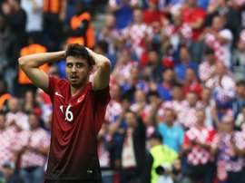 Ozan Tufan jugará un año en el Valencia. AFP