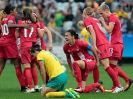 Janine Beckie (2d) ya suma tres goles en estos Juegos. AFP