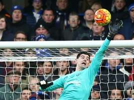 Un fallo de Courtois dio vida al Swansea, que acabó empatando. AFP