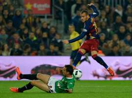Barcelonas forward Sandro Ramirez (R) clashes with Villanovenses midfielder Curro (L) during a Spanish Copa del Rey match at the Camp Nou stadium in Barcelona on December 2, 2015