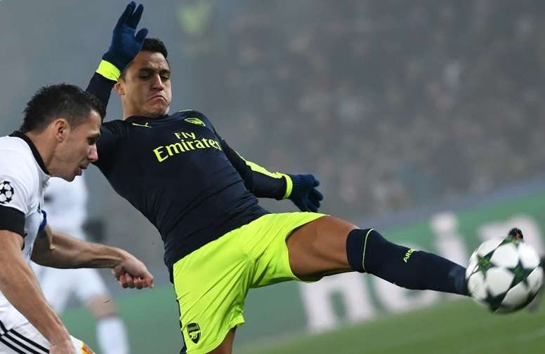 Arsenals Chilean forward Alexis Sanchez (right) controls the ball despite of Basels Czech defender Marek Suchy during their UEFA Champions league match in Basel on December 6, 2016