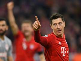 Robert Lewandowski e sua esposa, Anna, decidiram se juntar à luta contra o coronavírus. AFP