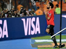 ¡Salah regaló el combustible a todos los presentes en una gasolinera! AFP