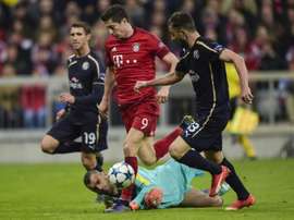 Zagrebs Portuguese goalkeeper Eduardo and Bayern Munichs Polish striker Robert Lewandowski (C) vie for the ball during the Group F, first-leg UEFA Champions League football match in Munich, on September 29, 2015