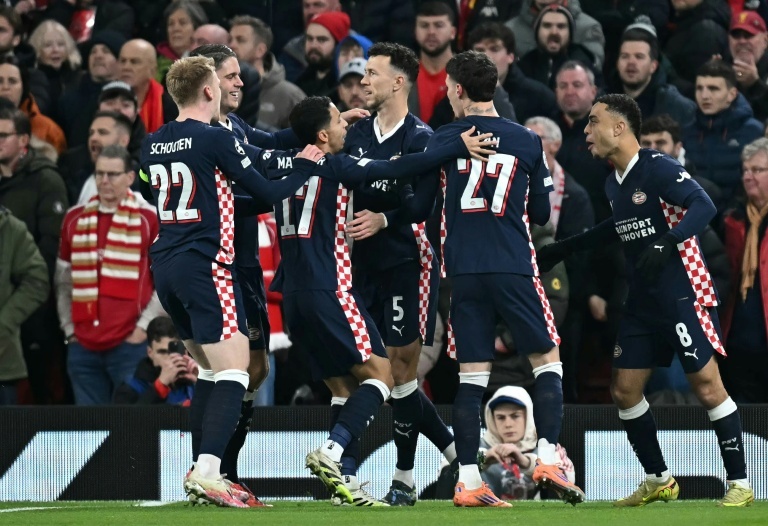 Liverpool toma goleada do PSV em Anfield