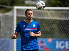 Sigurdsson estará dos meses de baja. AFP