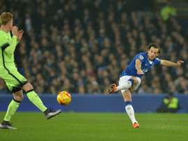 El Everton no quiere dejar de contar con Baines.